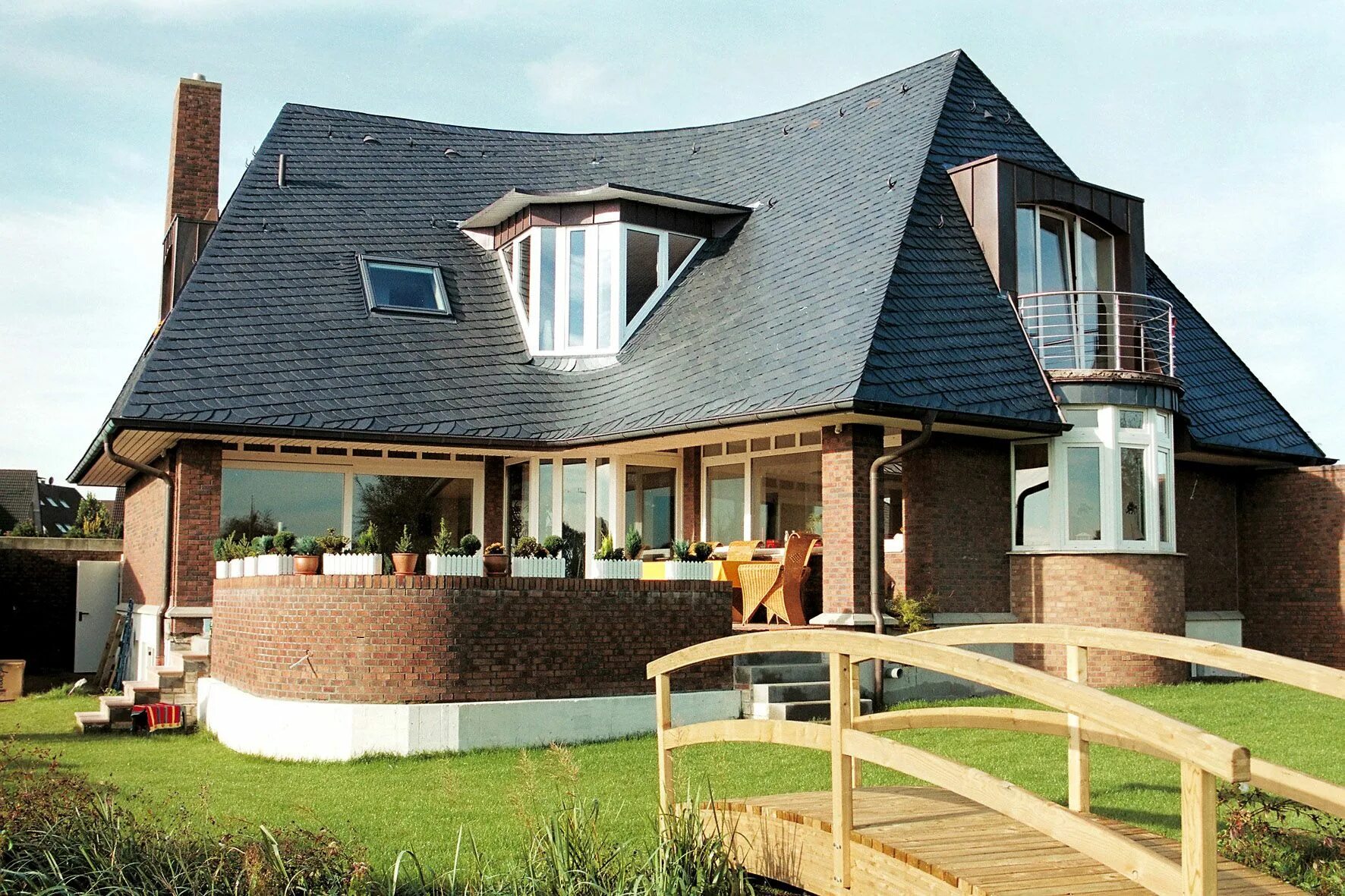 Примеры крыш частных домов This #roof is marvelous! Dormer bungalow, Slate roof, House styles