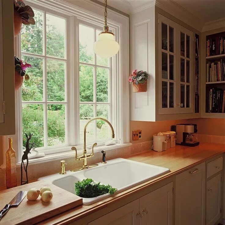 Примеры кухонь с окном в частном доме kitchen windows Kitchen window design, Classy kitchen, Timeless kitchen