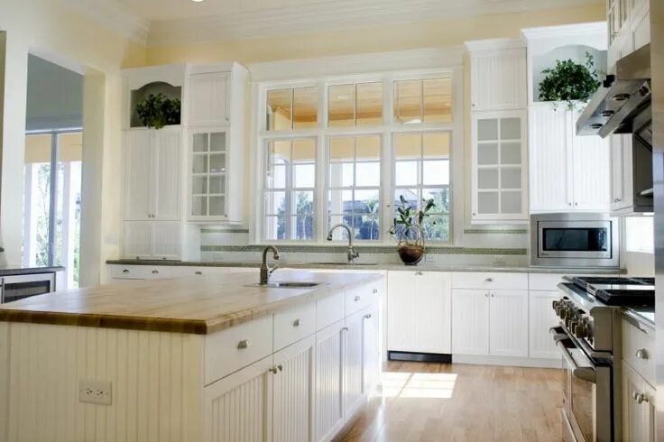 Примеры кухонь с окном в частном доме 20 Kitchen Designs That Make Great Use Of Natural Light Kitchen remodel countert