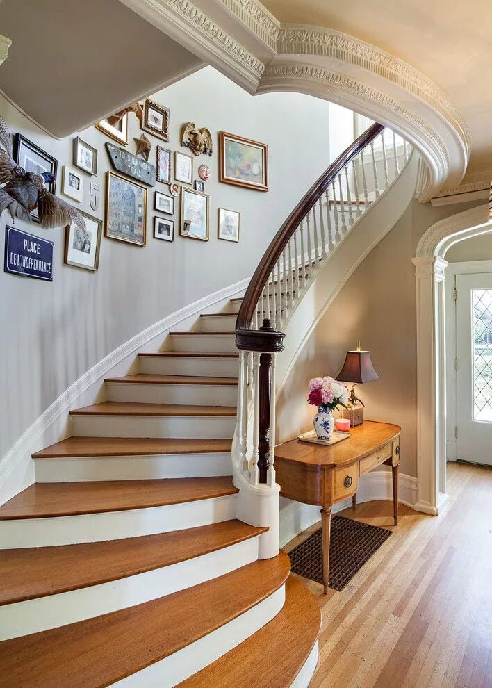 Примеры лестниц в частном доме curved townhouse charleston stair - Google Search Traditional staircase, Stairca