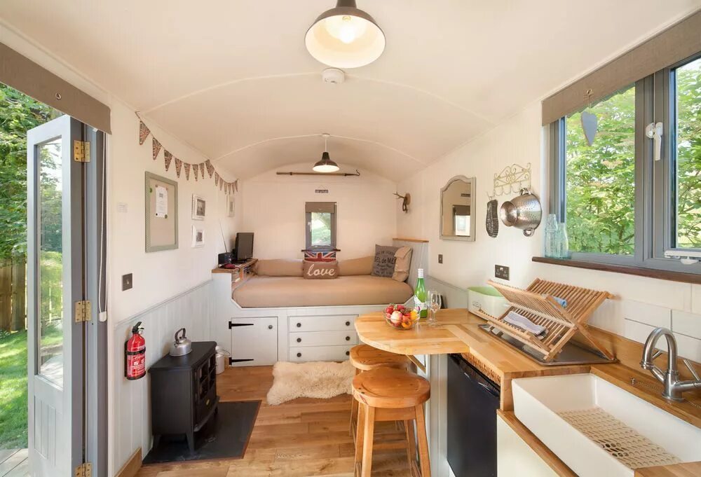 Примеры маленьких домов Shepherd Hut http://www.coolcamping.co.uk/ Tiny house living, Tiny house swoon, 