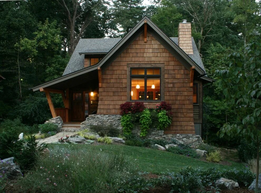 Примеры небольших домов Charming Shingled Cabin tucked into lush Forest of Westover NC Fachadas de casas