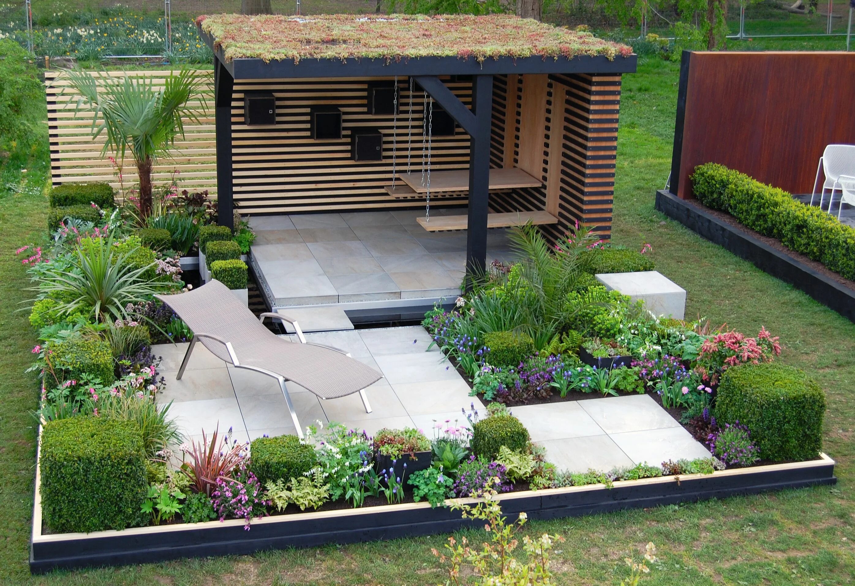 Примеры обустройства дачного участка фото RHS Cardiff flower show garden 'Office Box' designed by Robert Hughes Garden Des