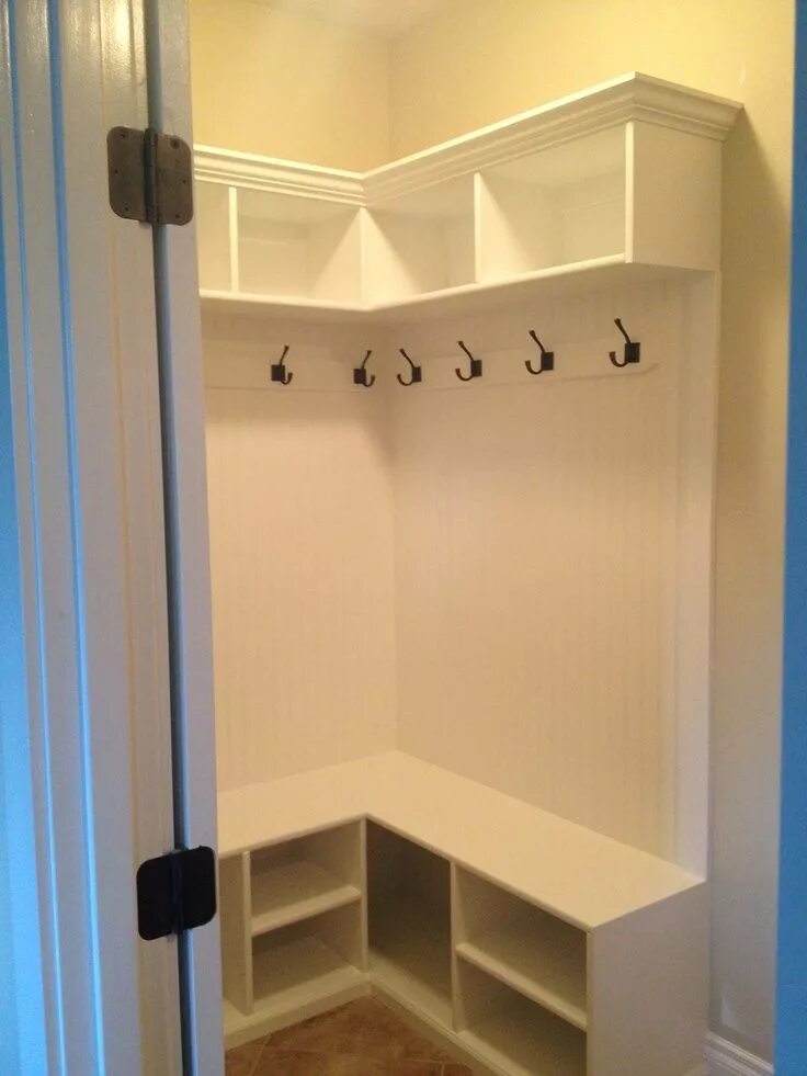 Примеры оформления угловой крошечной прихожей с фото Mudroom cubbies, Mud room storage, Diy entryway