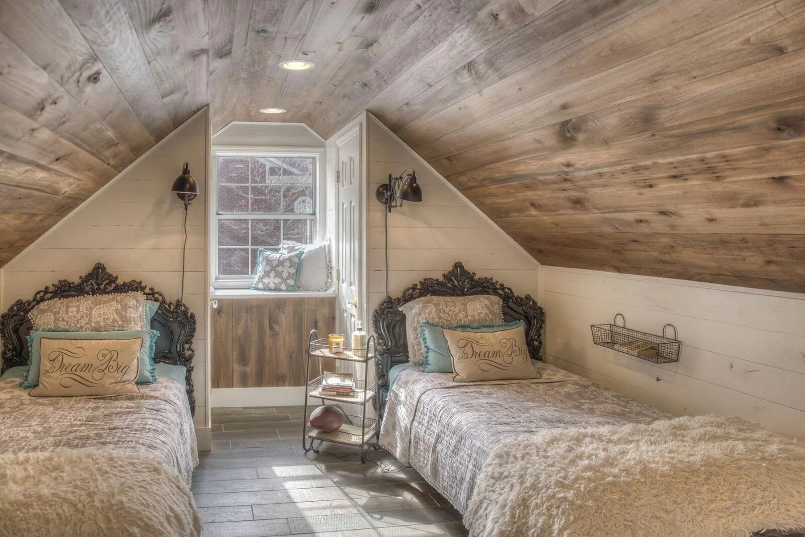 Примеры отделки дачи чердак в стиле прованс Attic bedroom small, Attic bedrooms, Attic renovation