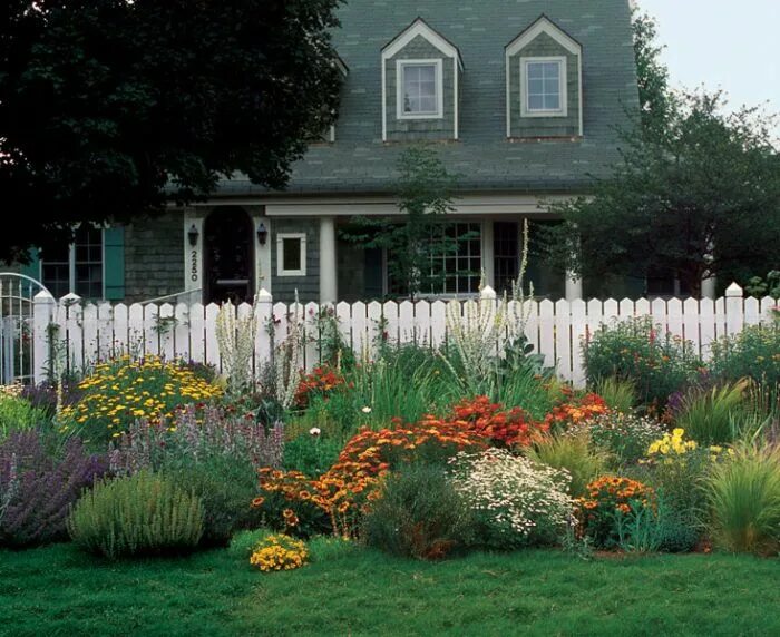 Примеры палисадника перед домом Front-Yard Gardens Make a Strong First Impression - Fine Gardening Front yard ga