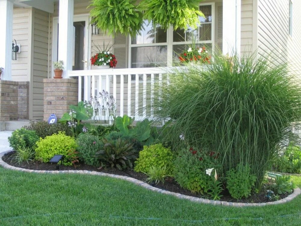 Примеры палисадника перед домом Front-yard-landscape (111) Small front yard landscaping, Porch landscaping, Home