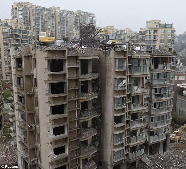 Примеры разрушения домов How did they get up there? Excavators dismantle Chinese highrise from the top do