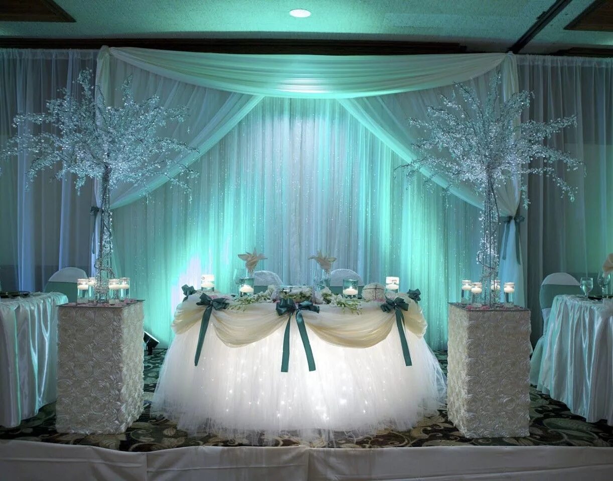 Примеры самого красивого оформления свадеб Cute bride and groom table!!! Wedding table ideas blue, Head table decor, Head t