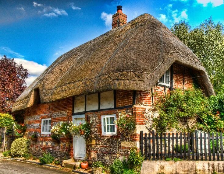 Примеры сельских домов A thatched cottage in Nether Wallop, Hampshire Thatched cottage, Country cottage