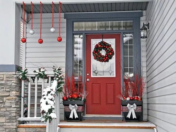 Примеры украшения дома Новогоднее украшение двери Christmas porch decor, Front porch christmas decor, O