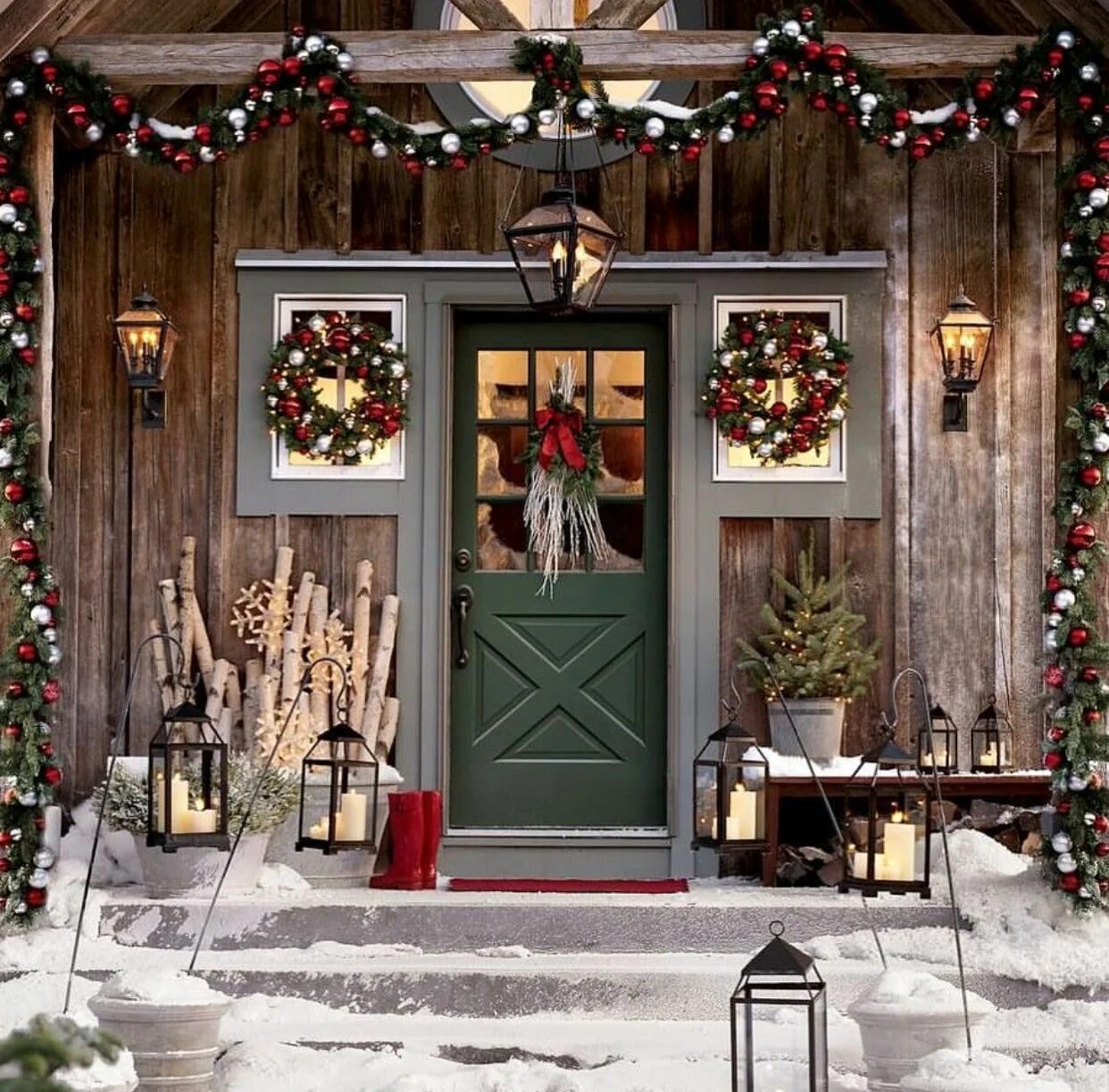 Примеры украшения дома Photo courtesy of Pottery Barn. Christmas porch decor, Front porch christmas dec