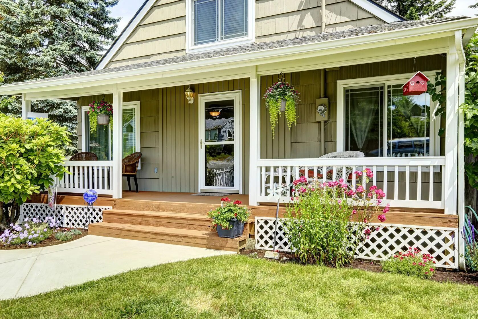 Примеры веранд к дому Cozy Inviting Porch with White Railings and Brown Wooden Floor - Photo Remodelin