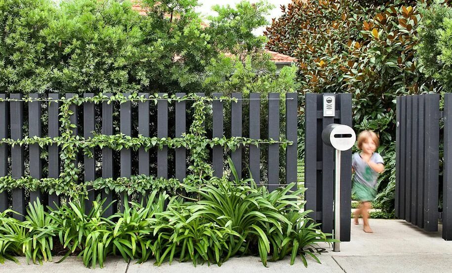 Примеры забора для дома Love this black picket fence ไ อ เ ด ย ร ว ส ว น, ก า ร จ ด ส ว น ห น า บ า