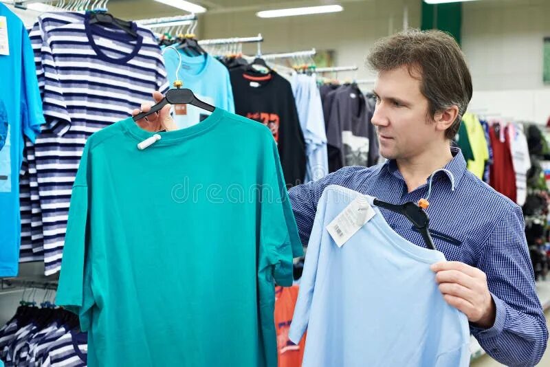 Примитивный сочетание примерять рубашку Man Chooses a Shirt in Shop Stock Image - Image of retail, business: 51246035