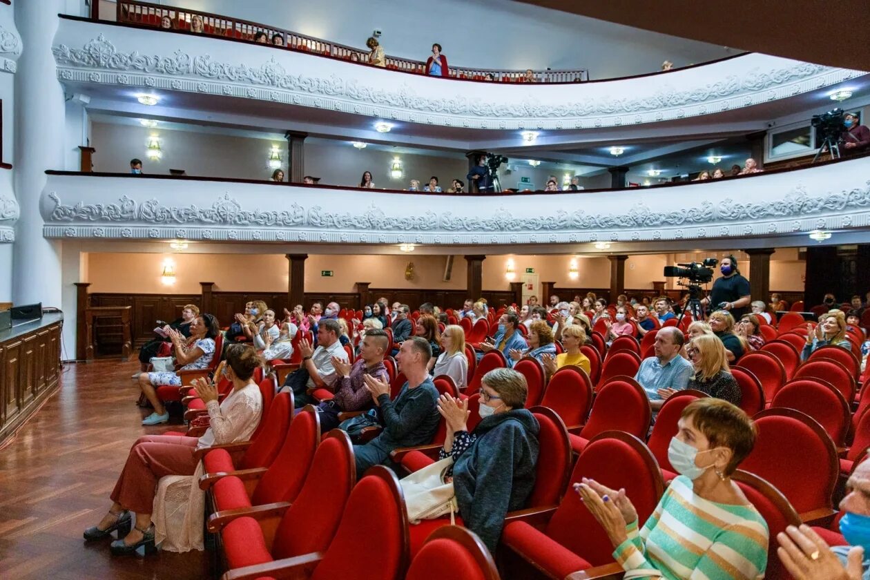 Приморская филармония фото зала "Это вам не онлайн": Приморская краевая филармония открыла новый сезон для зрите