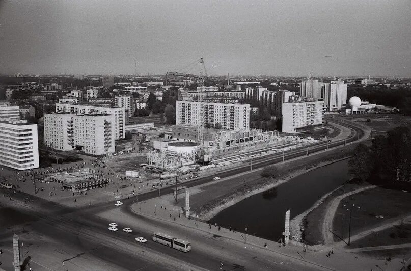 Приморская старые фото Фото второй половины 1980-х годов. Наличная улица и станция метро "Приморская". 