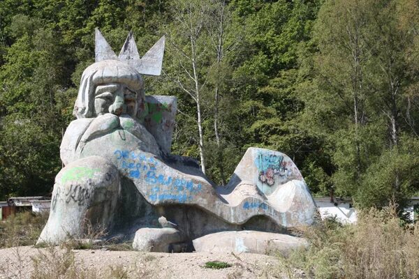 Приморский край город дальнегорск фото памятника горнякам В Дальнегорске идут работы по восстановлению парковой зоны "Нептун"