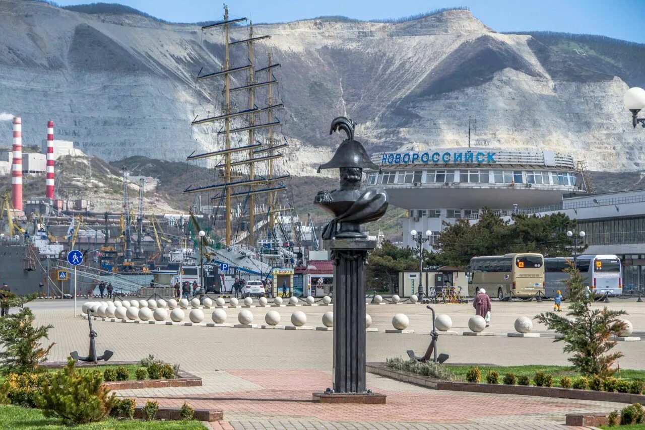 Приморский новороссийск фото В Новороссийск прибыл парусный фрегат "Херсонес". Показываем фото