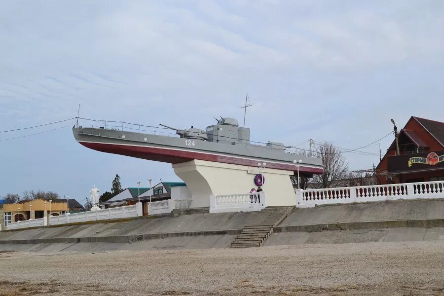 Приморско ахтарск достопримечательности фото Фотография № 1 - " БК-124", место сьемки - Бронекатер № 214 на постаменте в Прим