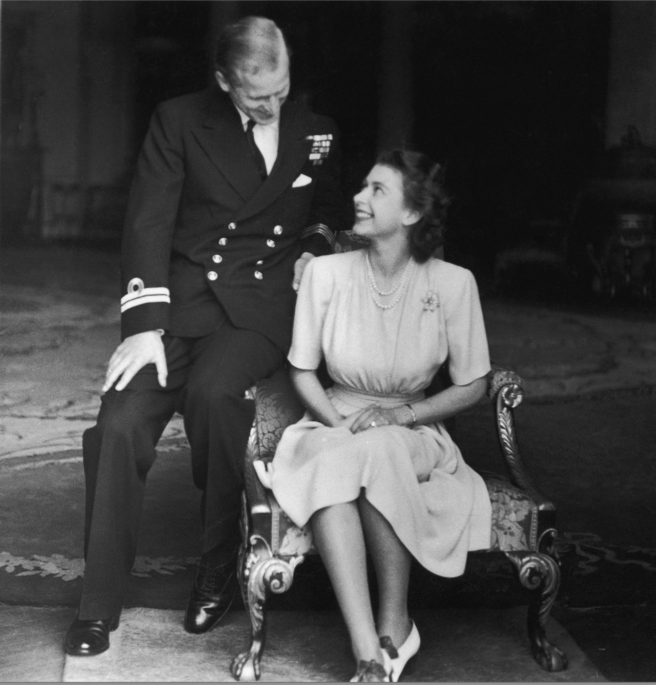 Принц филипп и королева елизавета фото Queen Elizabeth And Prince Philip: Best Photos Of Their 70-Year Marriage