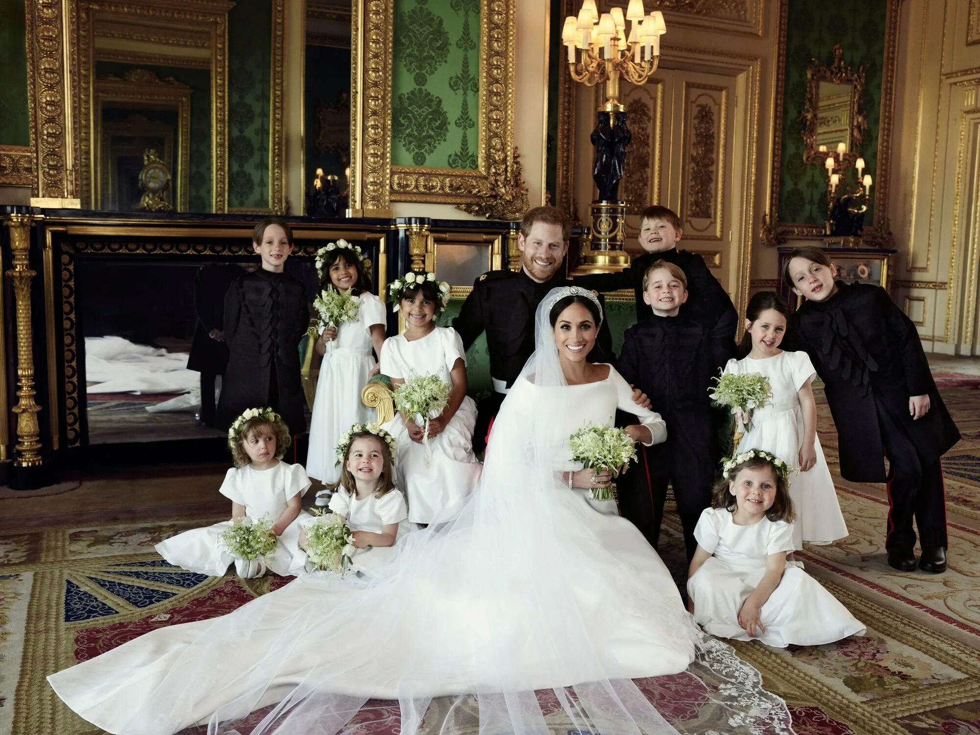 Принц гарри фото свадьбы How the Royal Wedding Photographer Got Prince George and Princess Charlotte to S