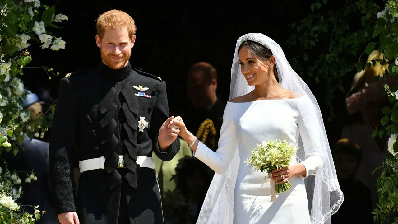 Принц гарри и меган свадьба фото Watch Prince Harry and Meghan Markle's Official Debut as Husband and Wife!