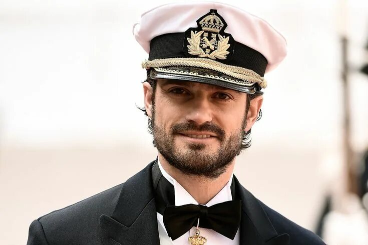 Принц карл фото Prince Carl Philip Goes Full-On Fatigues, Eats Freeze-Dried Food for Military Tr