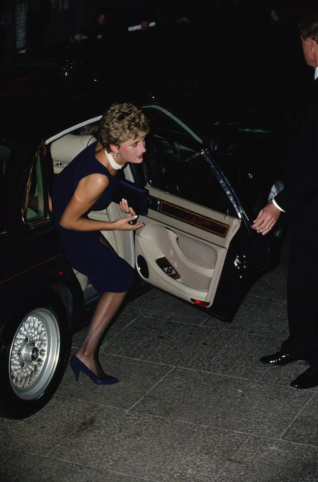 Принцесса диана фото машины The Reason Princess Diana Was So Often Spotted Carrying a Clutch Close to Her Ch