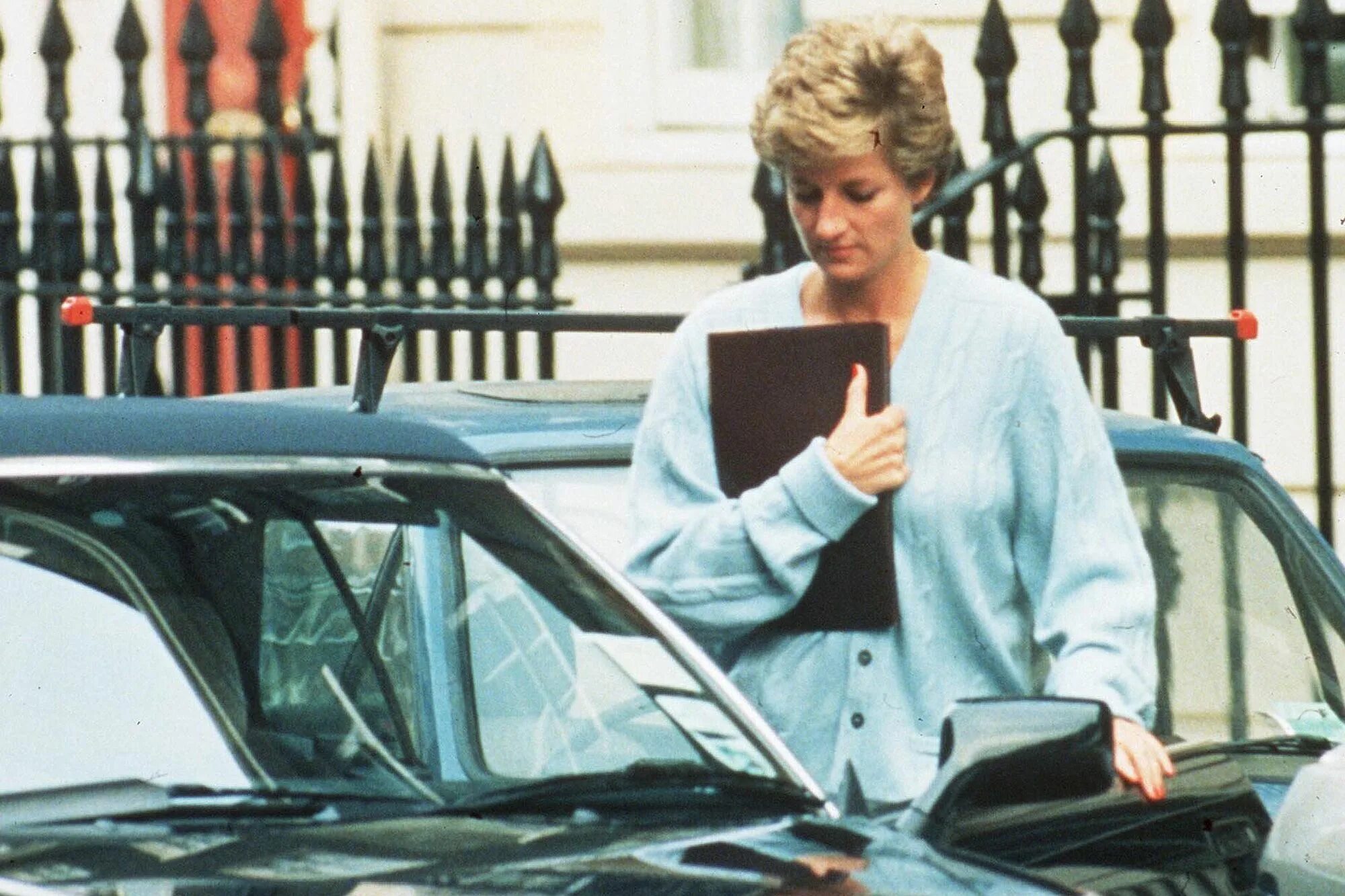 Принцесса диана фото машины PRINCESS DIANA ARRIVING AT THE HARBOUR CLUB IN CHELSEA, LONDON, Princess diana, 