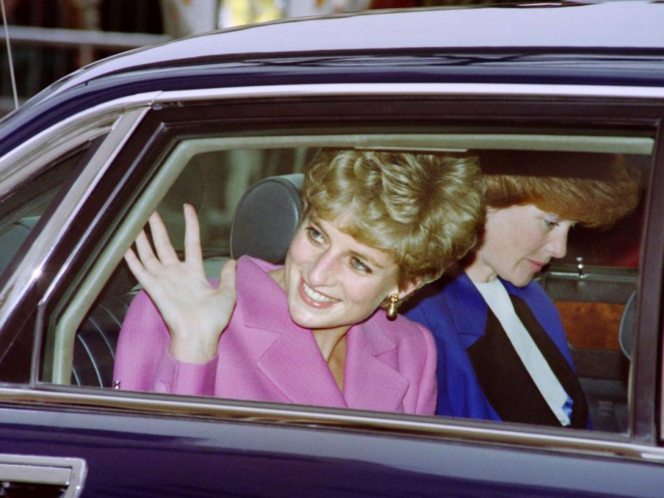 Принцесса диана фото машины Princess Diana conspiracy theories: Eight reasons people believe the crash in Pa