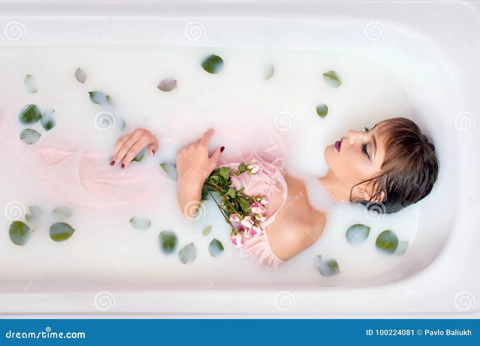 Принять ванну фото Young Girl Take a Bath with Milk and Rose Petals. Stock Image - Image of care, b