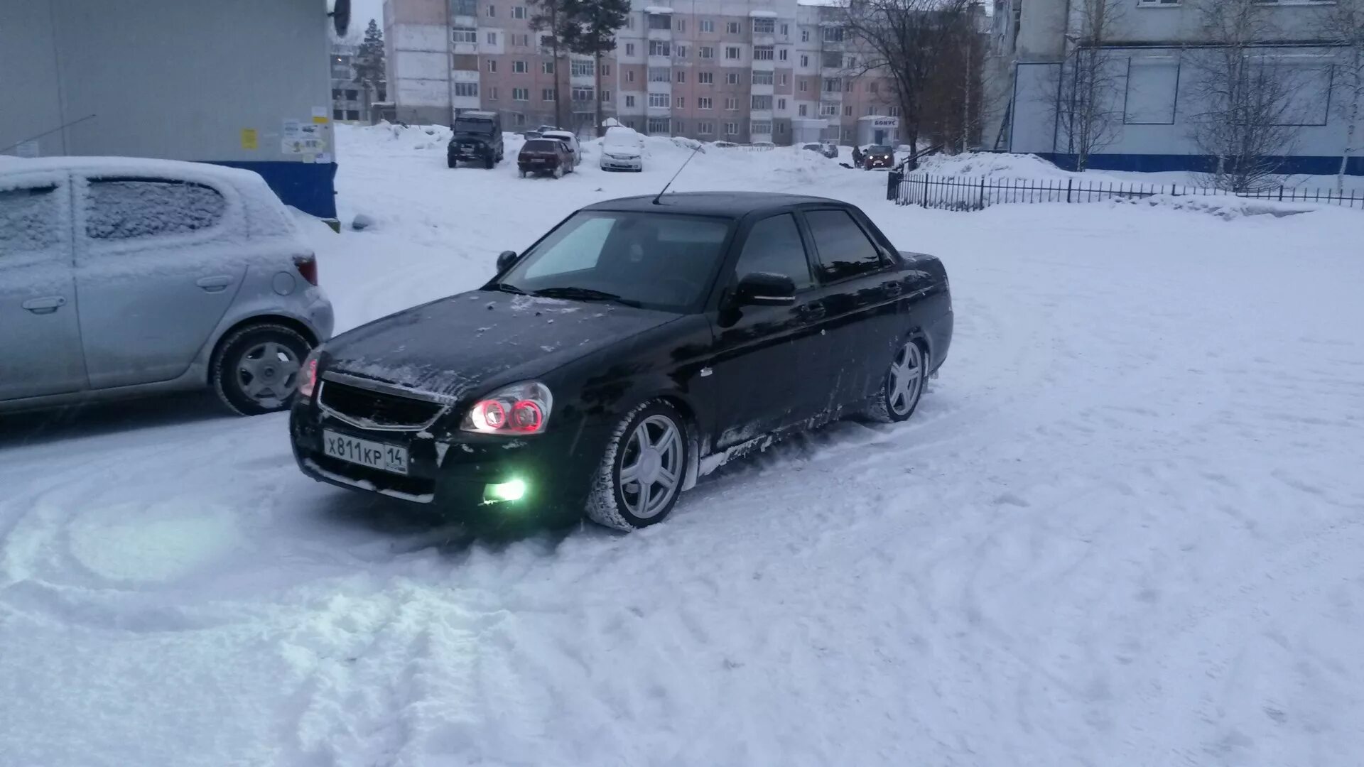 Приора зимой фото Сегодня немного навалило снега))) - Lada Приора седан, 1,6 л, 2013 года просто т