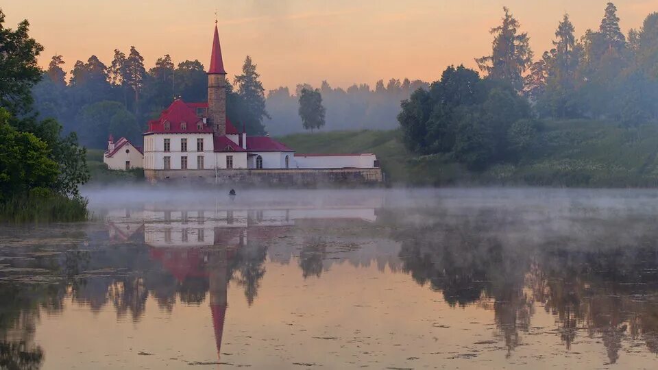 Приоратский дворец в гатчине фото Приоратский дворец