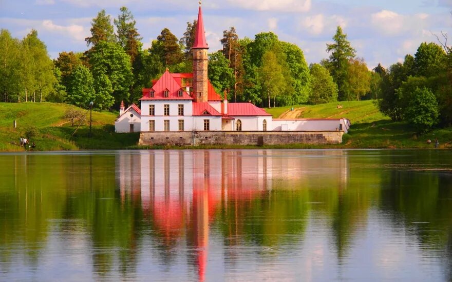 Приоратский замок в гатчине фото 8 лучших маршрутов по пригородам Петербурга осенью Sobaka.ru