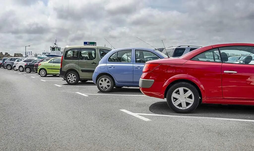 Припаркуй автомобиль фото Парковка автомобилей посетителей Консультационного центра по вопросам гражданств