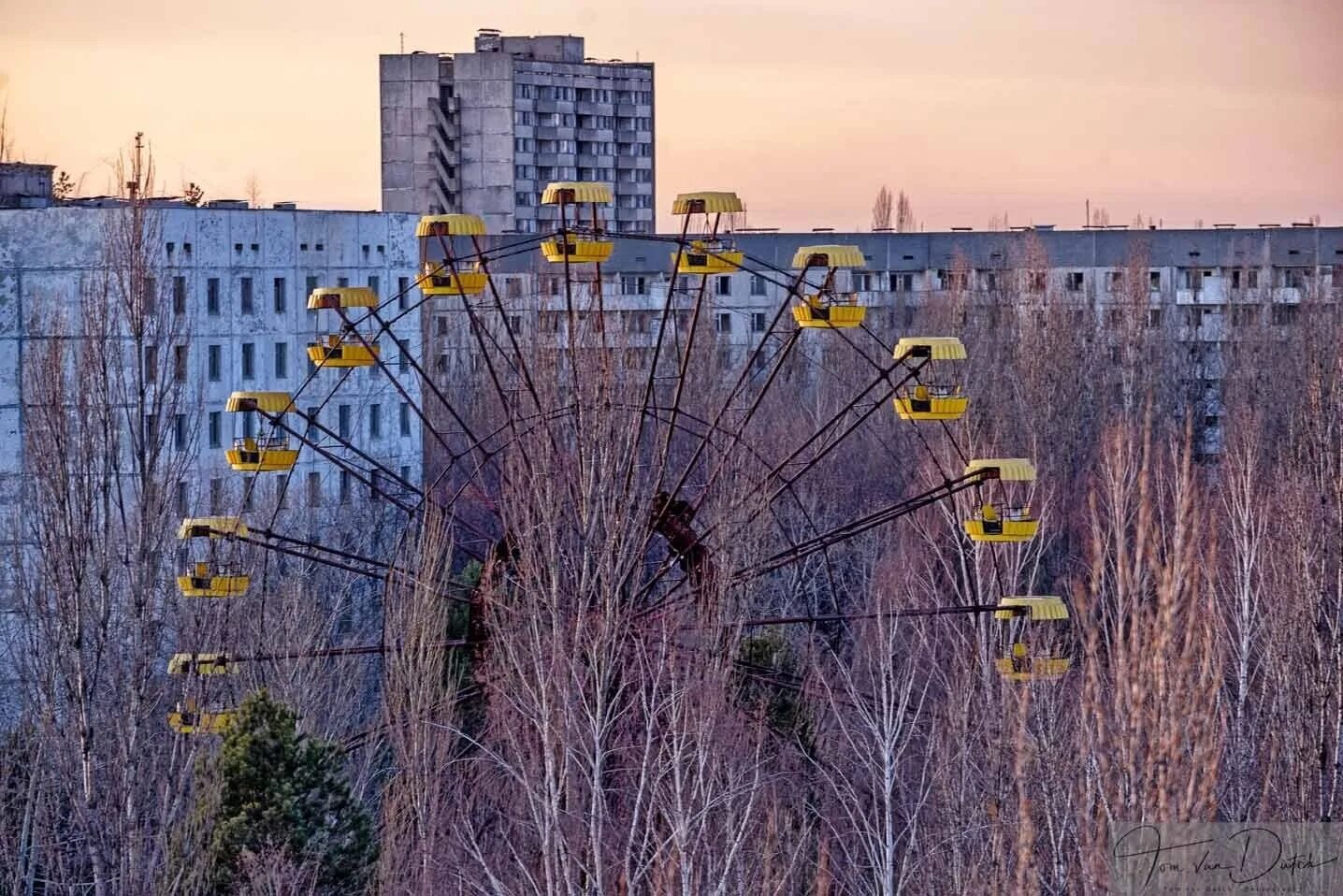 Припять город сегодня фото "Кусочек" припятского колеса обозрения вечерней порой. 2023 Чернобыль ВКонтакте