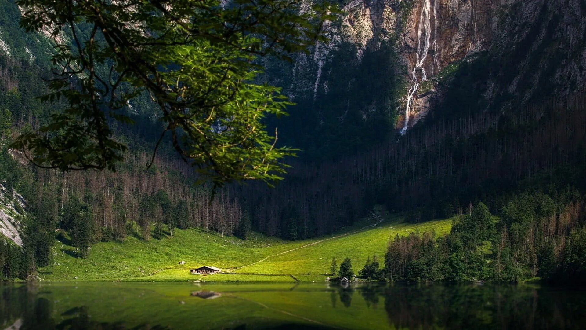 Природа фото смотреть онлайн green grass field #nature #landscape #house #green #grass #mountains #water #lak