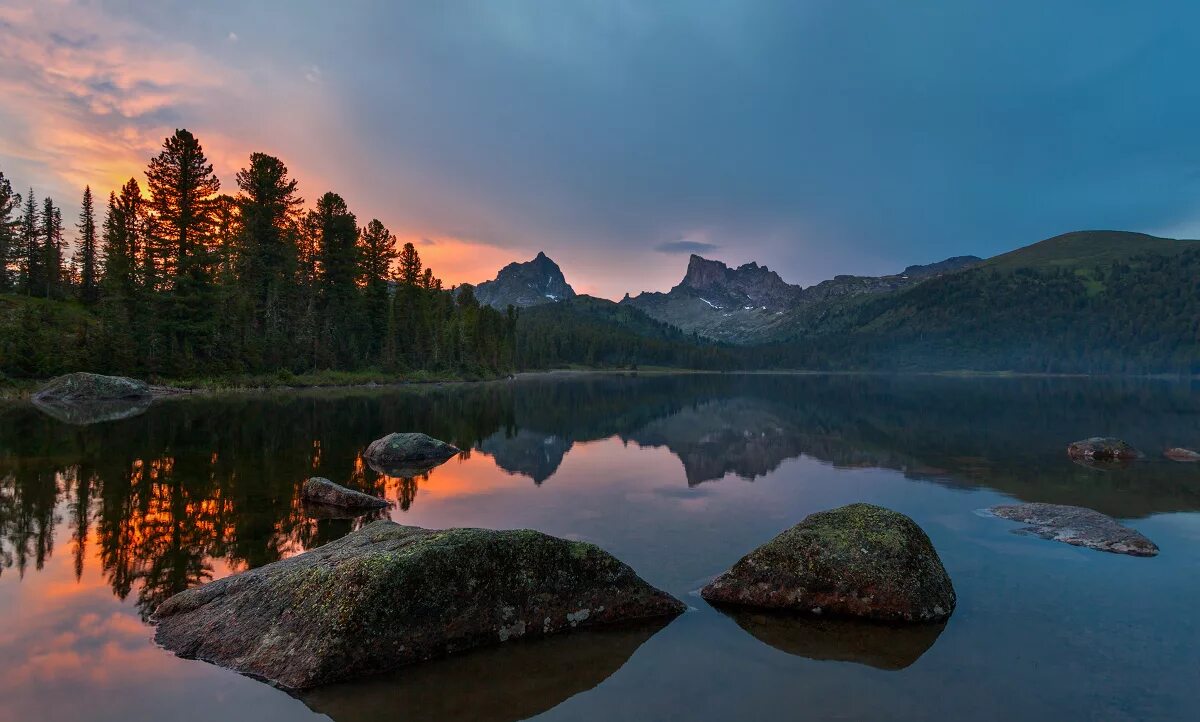 Природа красноярского края фото Две вершины / Ергаки, озеро Светлое Саяны, Красноярский край / Автор: Андрей Уля