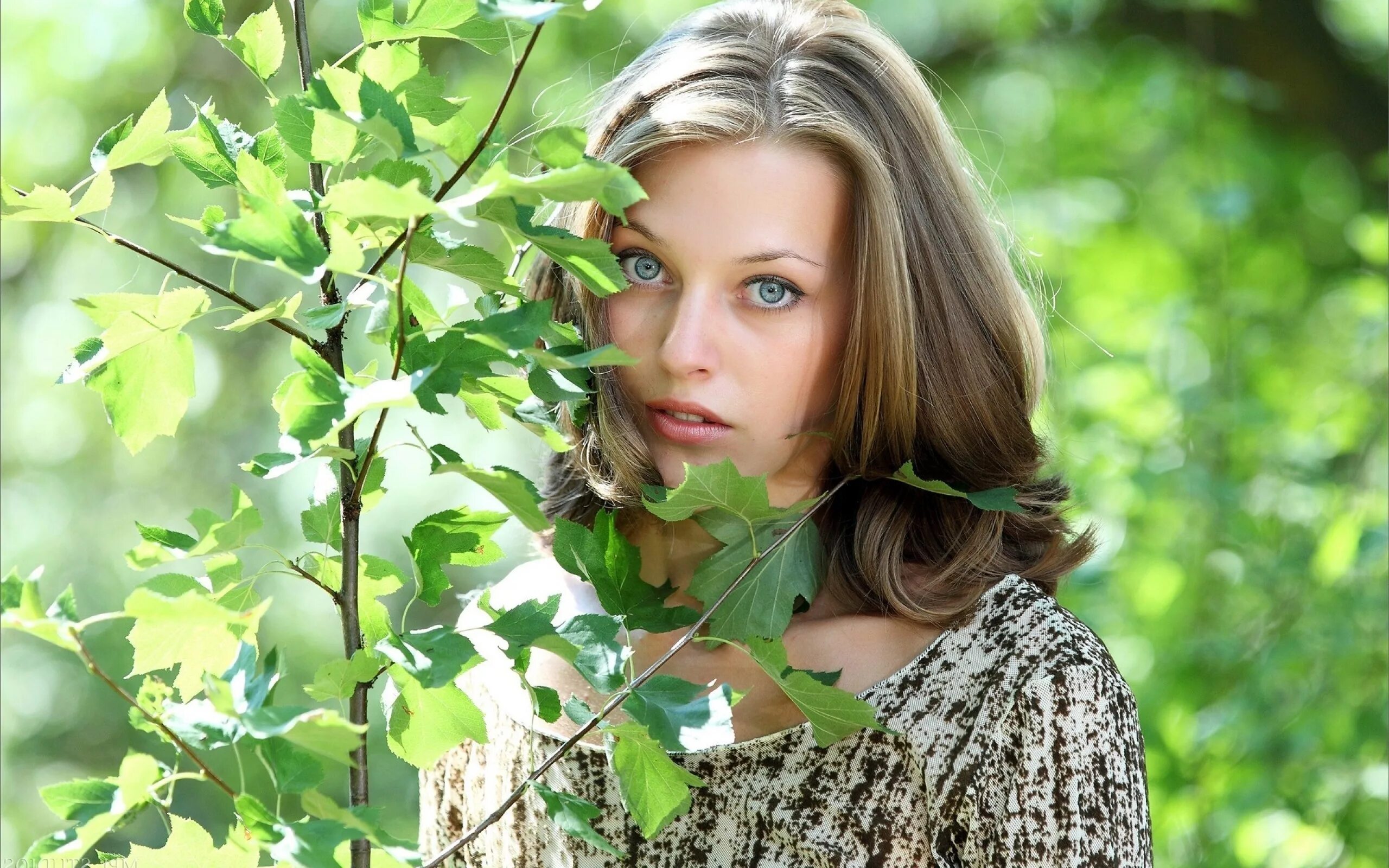 Природа лицо девушки фото Wallpaper : face, sunlight, forest, leaves, women, blonde, long hair, blue eyes,