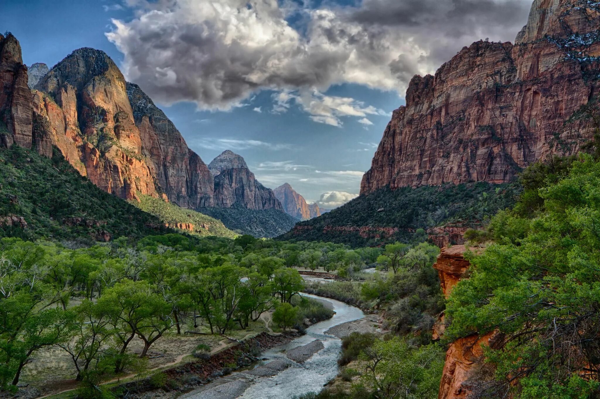 Природа сша фото Zion National Park is located in the Southwestern United States, near Springdale