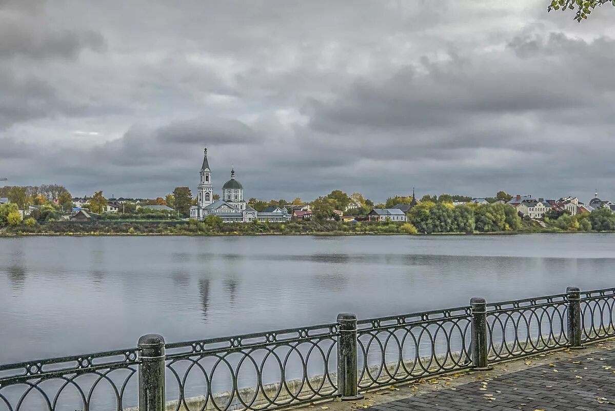 Природа твери фото Тверь осенняя. / Тверь Набережная Степана Разина Вид на левый берег Волги и Екат