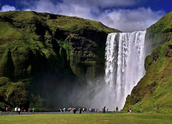 Природные достопримечательности фото Skogafos - the most famous waterfalls of Iceland Skogafoss waterfall, Iceland wa