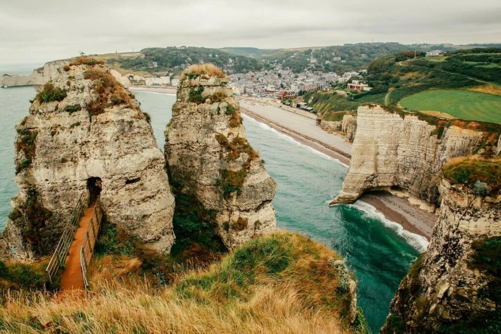 Природные достопримечательности франции фото и описание Фото Étretat - небольшая деревня на побережье Нормандии на северо-западе Франции