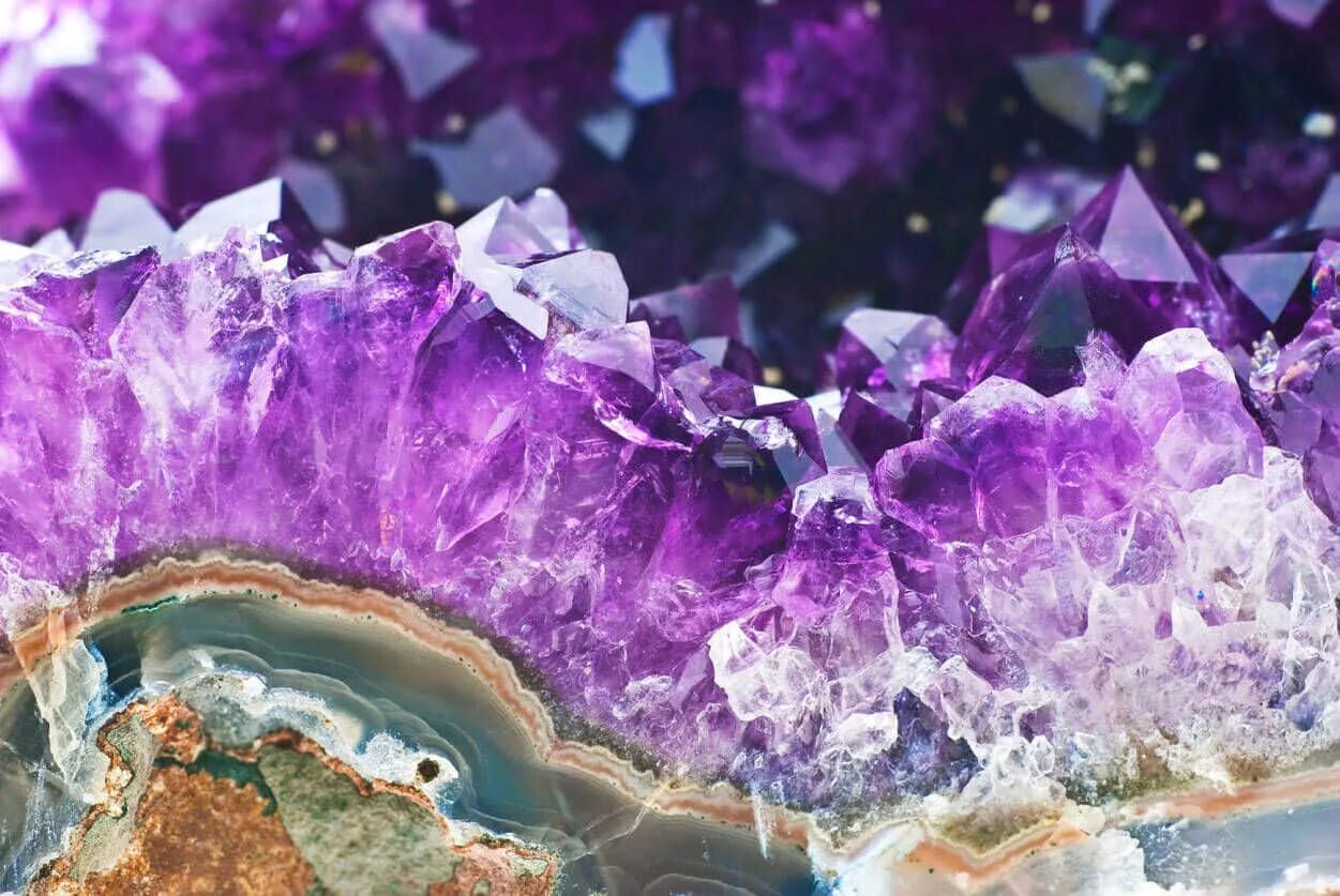 Природные кристаллы фото Download Stunning Amethyst Crystal Background Wallpapers.com