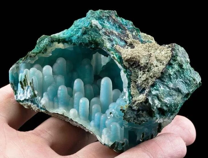 Природные минералы фото A rock with a cave inside it - Imgur Rocks and minerals, Crystals, Crystals mine