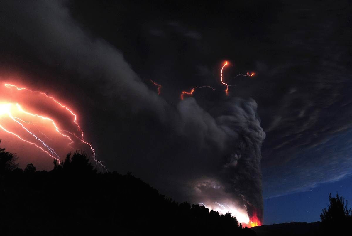 Природные опасности фото Lucas, 24 years Brazil Volcano world, Volcano lightning, Volcano pictures