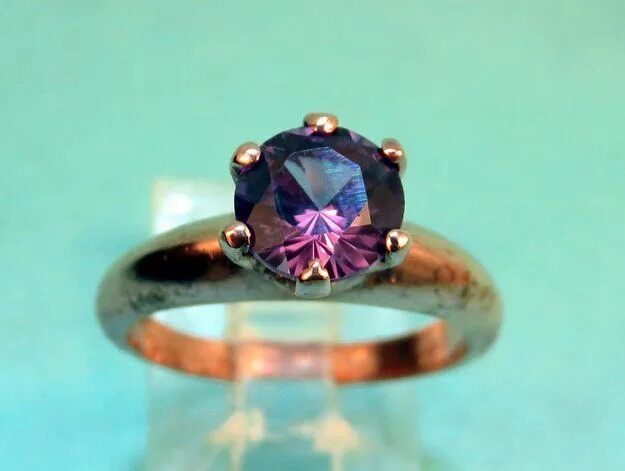 Природный александрит фото And here's another vintage synthetic alexandrite ring, with a starting bid of $3