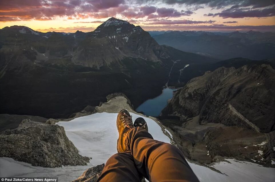 Природный фото человек Photographer Paul Zizka uses his LEGS to highlight the scale of landscapes Daily