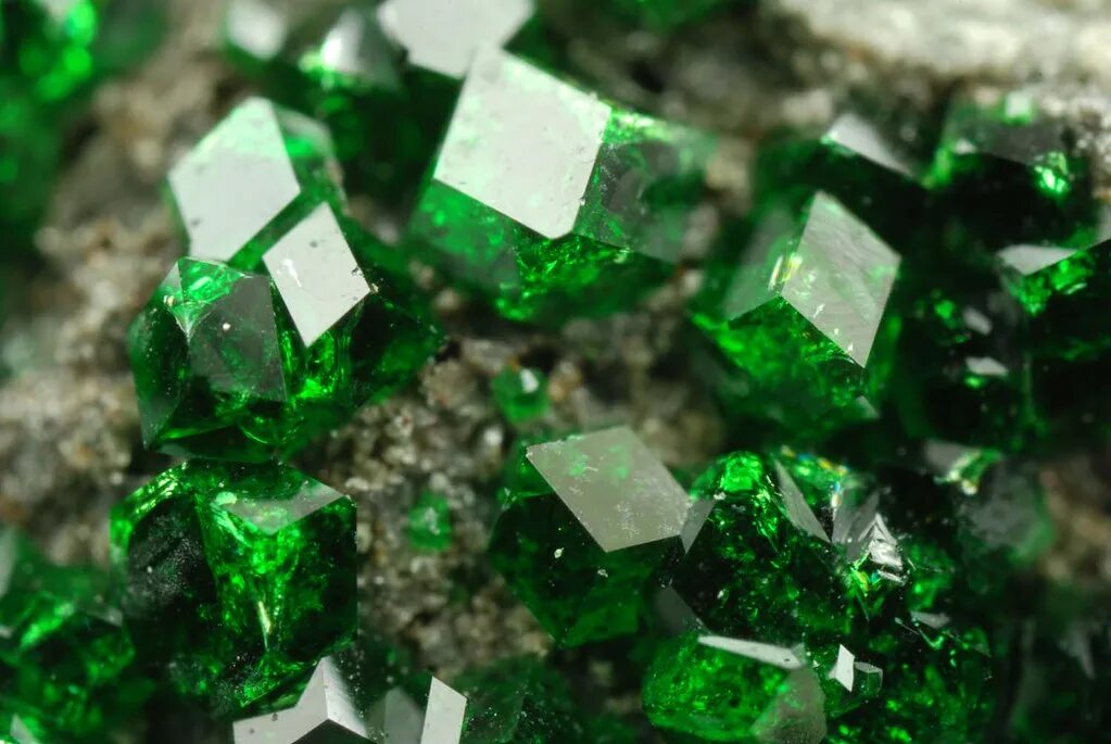 Природный изумруд фото uvarovite green uvarovite crystals on chromite matrix (Ura. Flickr